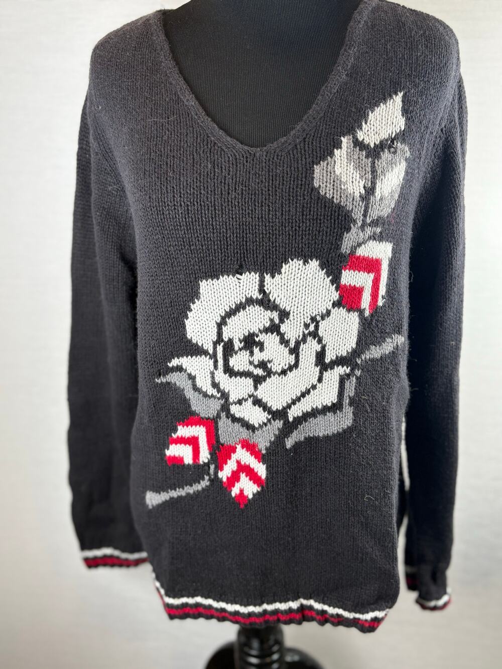 Petite Sophisticate white rose black heavy sweater women's size large